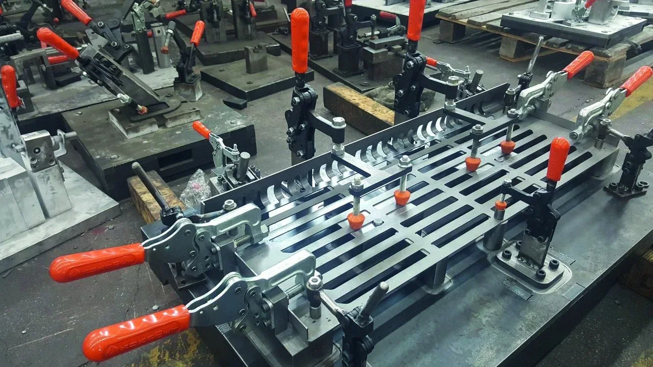 Modularna radna naprava s više KUKAMET preklopnih stega