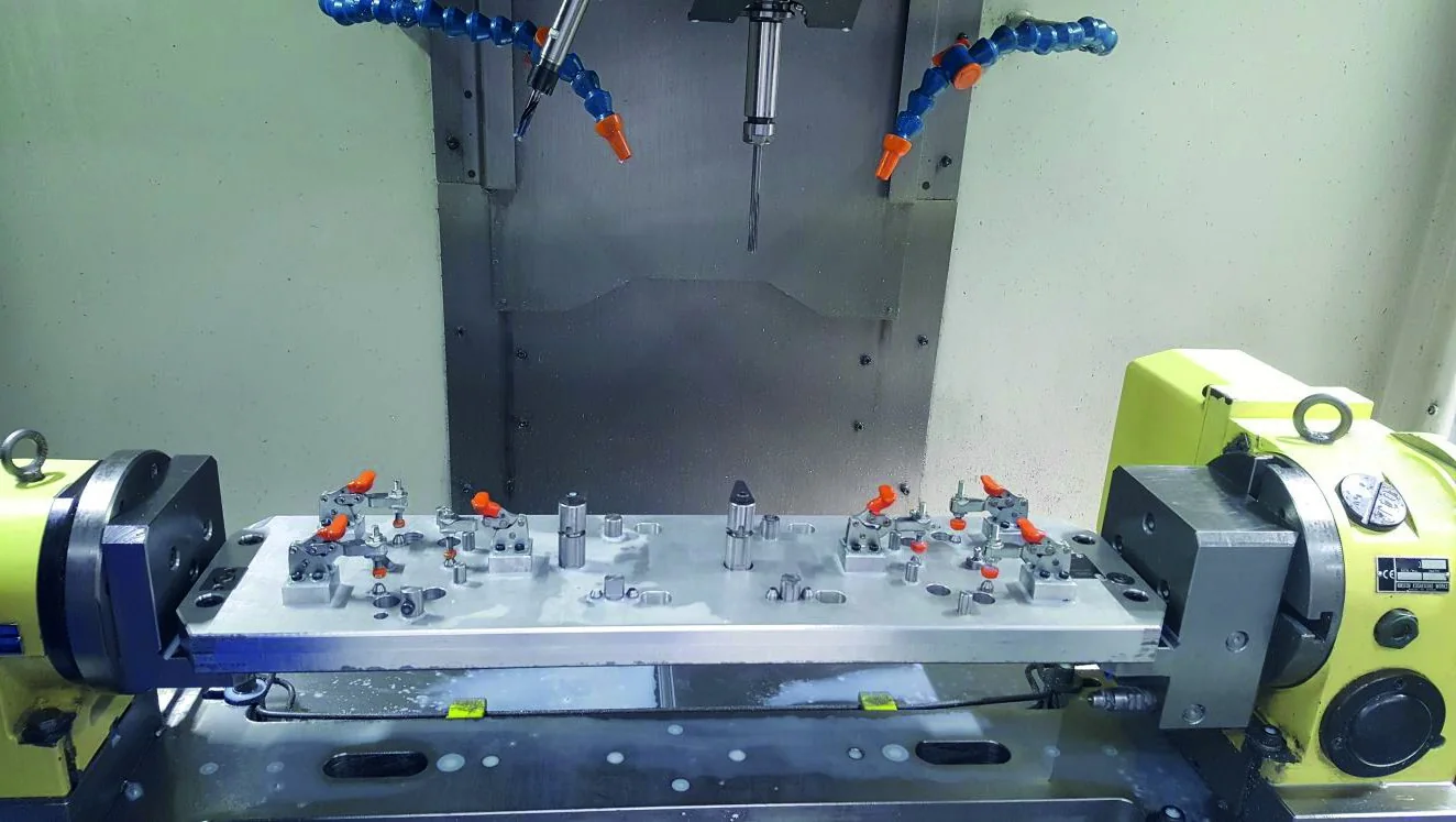 Kompaktne vertikalne preklopne stege na rotacijskoj CNC obradnoj napravi