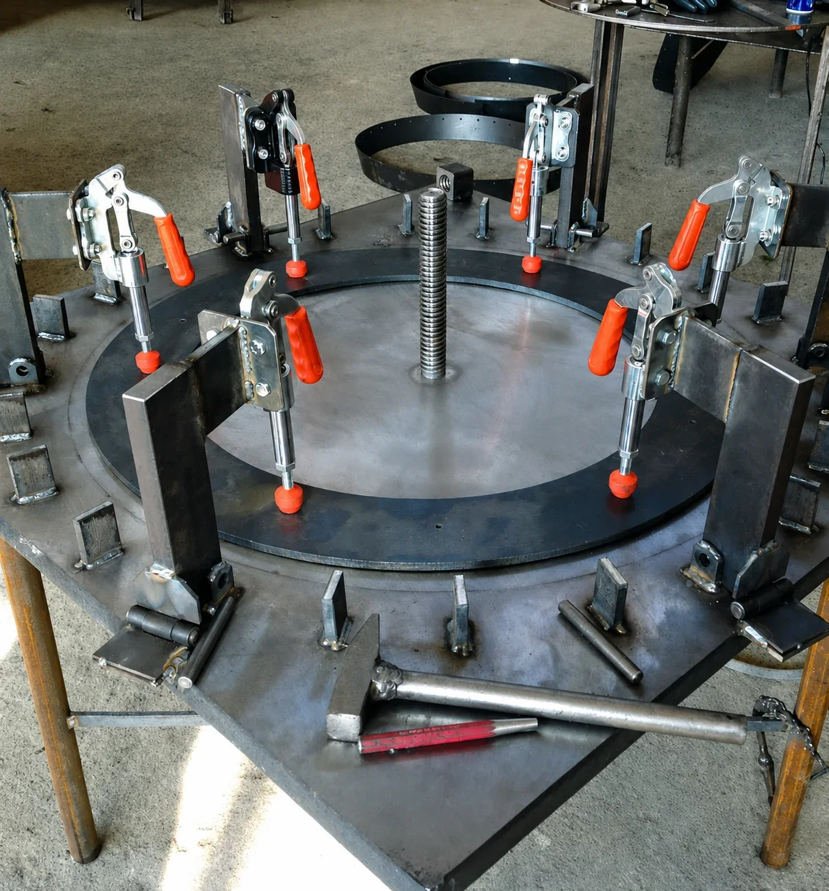 KUKAMET heavy-duty potisno-povlačna stega na zavarivačkoj napravi